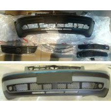 Передний бампер VW Passat B5 97-00 со спойлером, цельнолитой (черный), с хром молдингом с решетками левая+правая+решетка радиатора. хром. черн. (FPS)